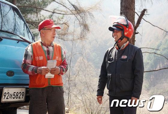 본문 이미지 - 강원 홍천군 자은우체국 소속 김영권 집배원&#40;오른쪽&#41;은 춘천 북산면 조교리, 물로리 지역 우편배달을 맡고 있다. 이 마을은 소양호에 고립된 마을로 김 집배원은 마을주민들과 세상 간 소통의 통로가 돼주고 있다.&#40;사진제공=강원지방우정청&#41;.2014.4.25/뉴스1 © News1 권혜민 기자 
