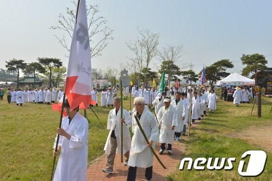 본문 이미지 - 동학농민혁명 제120주년 무장기포기념제가 전북 고창군 공음면 구수내 기포지에서 거행됐다. 기념제 참가자들은 이날 포고문 낭독과 함께 '동학진격로' 걷기 기념행사를 통해 동학농민혁명군의 정신을 되새겼다./사진제공=고창군 © News1  