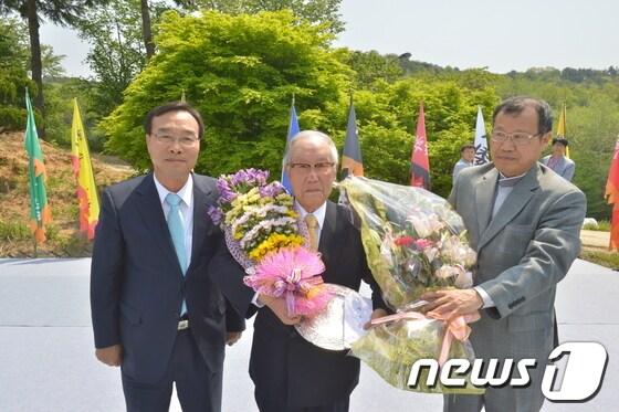 본문 이미지 - 제7회 녹두대상 수상자 나카츠카 아키라 일본 나라여자대학 명예교수(가운데). ⓒ News1DB