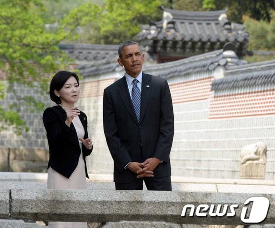 본문 이미지 - 1박 2일 일정으로 방한한 버락 오바마 미국 대통령이 25일 오후 경복궁 경회루를 살펴보고 있다. 2014.4.25/뉴스1  © News1   사진공동취재단 