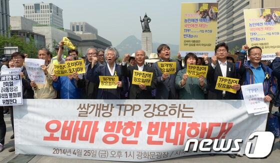 본문 이미지 - 시국대회위원회 회원들이 25일 오후 서울 광화문 광장에서 열린 '쌀 시장 전면 개방과 TPP를 강요, 일본군국주의 무장화 추동-오바마 대통령 방한을 반대한다' 기자회견에서 구호를 외치고 있다.이날 참가자들은 