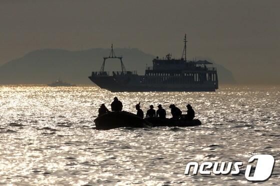 본문 이미지 - 세월호 여객선 침몰 사고 발생 10일째인 25일 전남 진도군 조도면 병풍도 인근 사고해상에서 민·관·군 합동 구조대원들이 수색작업을 벌이고 있다. 2014.4.25/뉴스1 © News1 한재호 기자