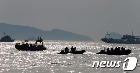 본문 이미지 - 세월호 여객선 침몰 사고 발생 10일째인 25일 전남 진도군 조도면 병풍도 인근 사고해상에서 민·관·군 합동 구조대원들이 수색작업을 벌이고 있다. 2014.4.25/뉴스1 © News1   한재호 기자