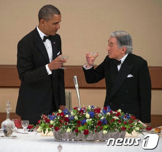 본문 이미지 - 24일 일본 도쿄의 일왕궁 고쿄&#40;皇居&#41;에서 열린 만찬에 참석한 버락 오바마 미국 대통령&#40;왼쪽&#41;과 아키히토&#40;明仁&#41; 일왕이 건배하고 있다. © AFP=News1 