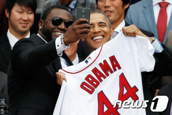 본문 이미지 - 삼성전자가 백악관 셀피를 상업적 목적에 이용했다고 논란을 빚은 장면(트위터) © News1  
