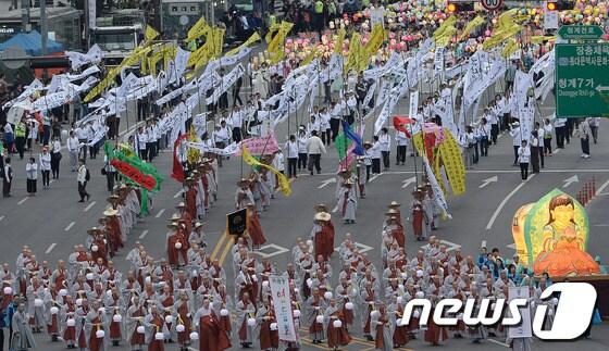 본문 이미지 - 부처님오신날&#40;불기 2558년&#41;을 앞두고 서울 중구 필동 동국대학교를 출발한 연등행렬이 동대문을 지나고 있다. 특히 올해 연등회는 여객선 세월호 참사 희생자들의 극락왕생과 실종자 무사귀환을 기원하는 추모제 형식으로 진행돼 남다른 의미가 있다. 2014.4.26/뉴스1 © News1   손형주 기자