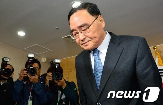 본문 이미지 - 세월호 침몰 범정부 사고대책본부장을 맡고 있는 정홍원 국무총리가 27일 오전 서울 세종로 정부종합청사에서 긴급 기자회견을 갖기 전 인사를 하고 있다.정 총리는 이 자리에서 세월호 침몰 사고 수습 과정에서 정부가 미흡하게 대처한 것에 책임을 지고 총리직 사의를 표명했다. 2014.4.27뉴스1  © News1   송은석 기자