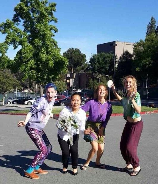 본문 이미지 - 외국 친구들의 축하를 받고 있는 한도경 학생(좌측 두 번째)© News1  