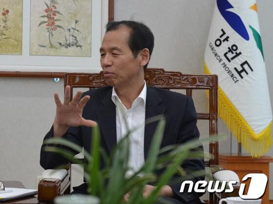 본문 이미지 - 세월호 침몰로 전 국민의 애도물결이 이어지는 가운데 최문순 강원도지사가 강원도의 재난방재 관련 인터뷰를 하고 있다. © News1   신효재 기자