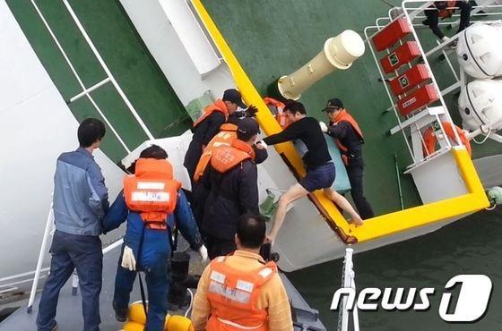 본문 이미지 - 해경은 28일 세월호 침몰 당시 최초 구조상황이 담긴 9분 45초짜리 영상을 공개했다.해경이 공개한 영상에 따르면 선장 이준석&#40;69&#41;씨 등 선박직 선원 15명은 세월호가 침몰한다고 전남소방본부에 최초로 신고된 오전 8시52분에서 40여분이 지난 오전 9시35분부터 탈출을 시작한 것으로 확인됐다.기관실 선원 8명이 세월호에서 가장 먼저 탈출을 시작한 모습도 해당 영상에 담겨있다.16일 오전 9시 30분께 전남 진도군 조도면 동거차도 인근 해상에서 침몰하고 있는 세월호에서 이준석 선장&#40;하의 속옷차림에 맨발을 한 이&#41;과 선박직 선원들이 세월호에서 탈출하고 있다. 해경이 공개한 영상에서 갈무리했다. &#40;서해지방해양경찰청 제공&#41; 2014.4.28/뉴스1 © News1   김보영 