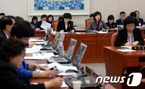 본문 이미지 - 조윤선 여성가족부 장관이 28일 서울 여의도 국회에서 열린 여성가족위원회 전체회의에 출석해 의원 질의에 답하고 있다. /뉴스1 © News1 박철중 기자