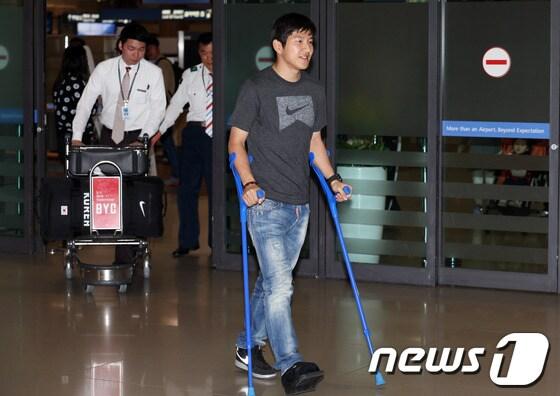 본문 이미지 - 발가락 염증으로 인해 수술을 받은 박주호가&#40;마인츠&#41;가 재활훈련을 위해 지난달 28일 오후 인천국제공항을 통해 입국하며 목발을 짚고 있다. 2014.4.28/뉴스1 © News1   허경 기자