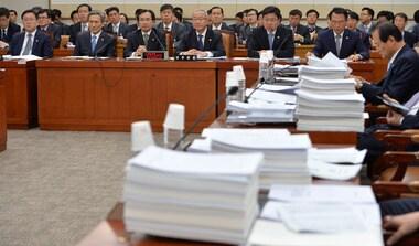 본문 이미지 - 윤상직 산업통상자원부 장관이 28일 여의도 국회에서 열린 법제사법위원회 전체회의에 출석해 의원들 질의에 답변하고 있다. 왼쪽부터 이경옥 안전행정부 2차관, 김관진 국방부 장관, 문상부 중앙선관위 사무총장, 현오석 부총리, 윤상직 산업통상자원부 장관, 방하남 고용노동부 장관. 2014.4.28/뉴스1 © News1 박세연 기자