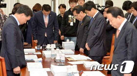 본문 이미지 - 28일 여의도 국회에서 열린 국회 안전행정위원회 법안심사소위에서 황영철 소위원장을 비롯한 여야 의원들이 회의 시작 전 세월호 참사 희생자를 애도하며 묵념을 하고 있다. 이번 법안심사소위에서는 '재난 및 안전관리 기본법 일부개정법률안'을 비롯한 법안 87건을 심의한다. 2014.4.28/뉴스1 © News1   박세연 기자