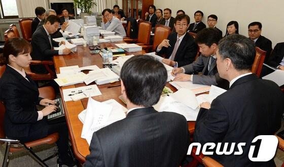 본문 이미지 - 김용태 소위원장을 비롯한 여야 의원들이 28일 여의도 국회에서 열린 정무위원회 법안심사소위원회에서 현안 논의를 하고 있다. 2014.4.28/뉴스1 © News1 박세연 기자