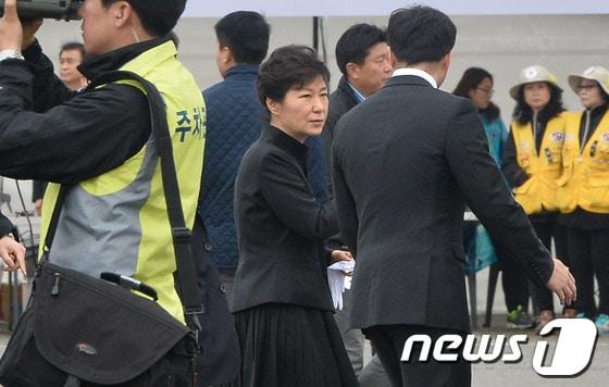 본문 이미지 - 박근혜 대통령이 29일 오전 경기 안산시 단원구 화랑유원지에 마련된 세월호 사고 희생자 정부 합동분향소를 찾아 조문하기 위해 걸어가고 있다. 2014.4.29/뉴스1 © News1 송은석 기자