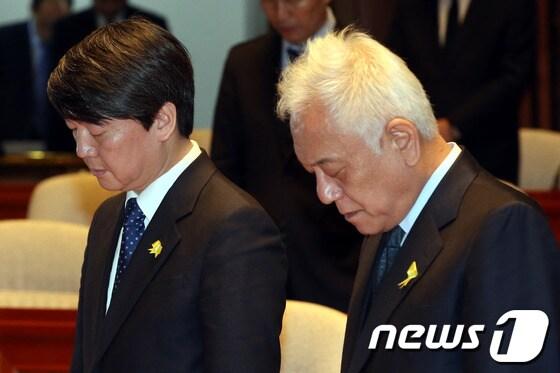 본문 이미지 - 김한길, 안철수 새정치민주연합 공동대표가 29일 오후 서울 여의도 국회에서 열린 의원총회에서 세월호 침몰 사고 희생자들을 위한 묵념을 하고 있다. 2014.4.29/뉴스1 © News1 이광호 기자