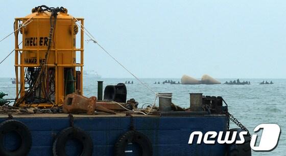 본문 이미지 - 세월호 침몰사고 14일째인 29일 전남 진도군 관매도 인근 사고 해역에서 다이빙벨을 실은 알파잠수종합기술공사 바지선이 투입작업을 기다리고 있다. 2014.4.29/뉴스1 © News1 송원영 기자 