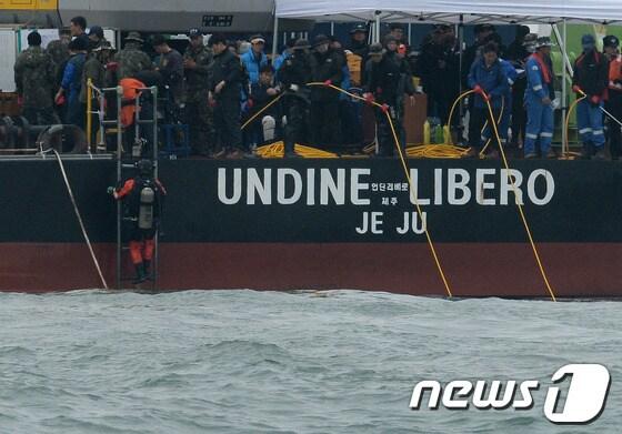 본문 이미지 - 세월호 침몰사고 14일째인 29일 전남 진도군 관매도 인근 사고 해역에서 시신 인양작업을 마친 잠수사들이 언딘 리베로 바지선에 오르고 있다. 2014.4.29/뉴스1  © News1   송원영 기자 