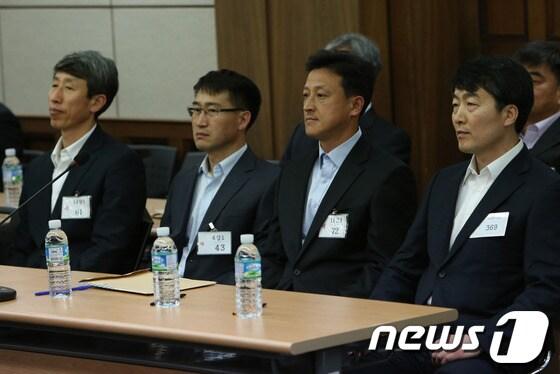 본문 이미지 - ‘내란 음모’사건의 항소심 첫 공판이 열린 지난 4월 29일 이석기 의원과 피고인들이 서울 서초구 서울고등법원 법정에 착석해 재판을 기다리고 있다. © News1 사진공동취재단