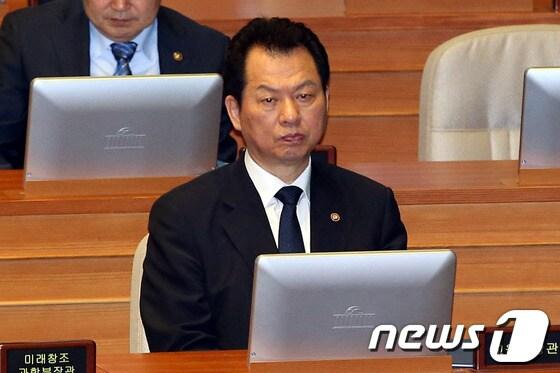 본문 이미지 - 서남수 교육부장관이 29일 여의도 국회에서 열린 본회의에 출석해 굳은표정으로 생각에 잠겨있다. /  뉴스1 © News1   이광호 기자