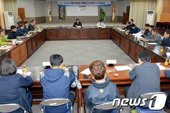 본문 이미지 - 29일 정선군이 군청에서 '2014 유해야생동물 피해방지단 발대식 및 운영교육'을 실시하고 있다. (정선군 제공) 2014.4.29/ㅠ스1 © News1   하중천 