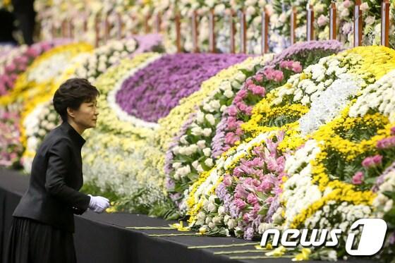 본문 이미지 - 박근혜 대통령이 29일 오전 경기 안산시 단원구 화랑유원지에 마련된 세월호 사고 희생자 정부 합동분향소를 찾아 조문하고 있다. (청와대 제공)  © News1   