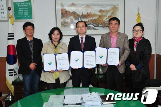 본문 이미지 - 횡성군은 29일 오후 2시 부군수실에서 사회적기업 2개소와 재정지원협약을 체결했다.&#40;사진제공=횡성군&#41;.2014.4.29/뉴스1 © News1   권혜민 기자 