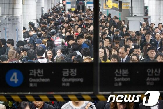 본문 이미지 - 서울지하철  4호선 사당역이 열차를 기다리는 시민들로 붐비고 있다.2014.4.3/뉴스1