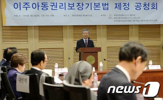 본문 이미지 - 김준식 이주아동권리보장기본법제정추진네트워크 공동대표가 3일 서울 국회의원회관에서 열린 공청회에서 환영사를 하고 있다. 2014.4.3/뉴스1 © News1 박세연 기자