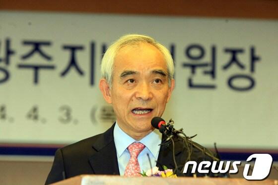 본문 이미지 - 허재호 전 대주그룹 회장에 대한 일당 5억원의 &#39;황제 노역&#39; 판결로 여론의 뭇매를 맞은 장병우 광주지방법원장이 3일 퇴임했다. 장 지법원장은 이날 오전 광주지법 대회의실에서 열린 퇴임식에서 