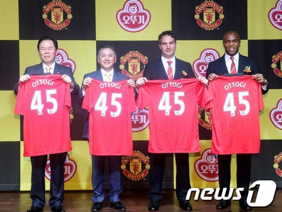 본문 이미지 - 이강훈 오뚜기 사장, 함영준 오뚜기 회장, 제이미 리글 맨유 아시아 사장, 퀸튼 포춘 앤유 레전드(왼쪽부터)가 3일 오전 서울 장충동 신라호텔에서 열린 오뚜기-맨체스터유나이티드 파트너십 론칭행사에서 싸인 세리모니를 진행하고 있다. 2014.4.3 머니투데이/뉴스1 © News1   김보영 