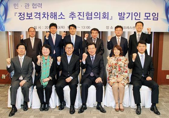 본문 이미지 - &#40;앞줄 왼쪽부터&#41;한국마이크로소프트 김영훈 상무, 한국국제봉사기구 박을남 회장, 인텔코리아 이희성 대표, 한국정보화진흥원 장광수 원장, 한국국제기아대책기구 고수미 본부장, 한글과컴퓨터 오승철 부장 &#40;뒷줄 왼쪽부터&#41;한국정보화진흥원 최완식 부장, 한우리시스템 조성구 대표, 와이즈코아 문승정 차장, 삼보그린시스템 권순택 대표, 신한은행 안상모 부장, 한국정보화진흥원 이헌중 단장© News1  