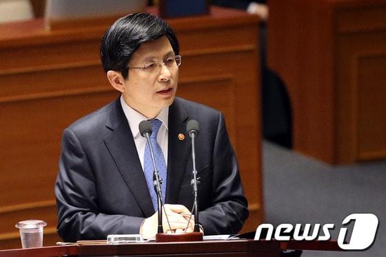 본문 이미지 - 황교안 법무부장관이 3일 오후 서울 여의도 국회에서 열린 본회의 정치에 관한 대정부 질문에서 이석현 새정치민주연합 의원의 서울시 공무원 간첩사건 관련 질문에 답하고 있다.2014.4.3/뉴스1 © News1   이광호 기자