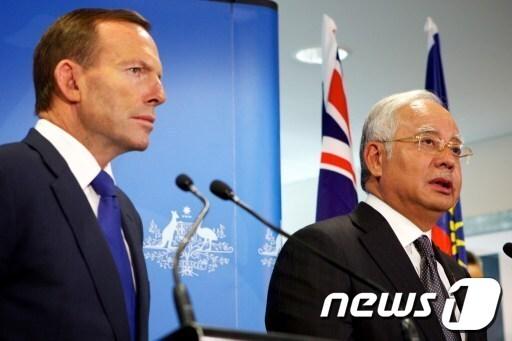 본문 이미지 - 토니 애벗 호주 총리(왼쪽)와 나지브 라작 말레이시아 총리. © AFP=뉴스1 