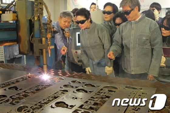 본문 이미지 - 새정치민주연합 한정애 의원이 3일 오후 한국폴리텍대학 서울강서캠퍼스에서 열린 여성리더스 기술클럽에서 CNC 플라즈마 자동절단 실습을 하고 있다. (폴리텍대학 제공)© News1 