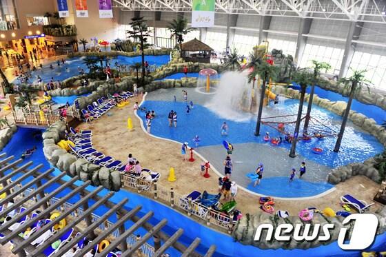본문 이미지 - 강원 평창 알펜시아 워터파크 '오션700' 내부 모습. (사진제공=알펜시아) 2014.4.3/뉴스1 © News1   하중천 