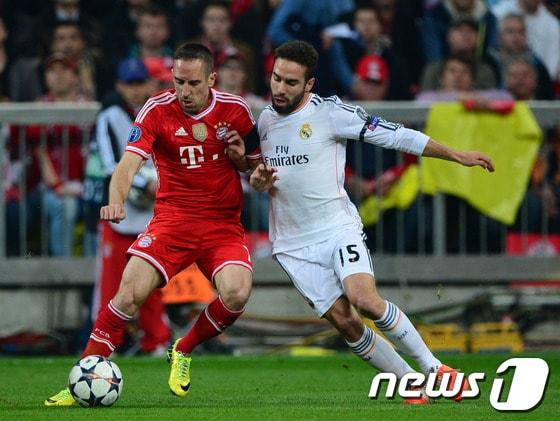 본문 이미지 - 30일(한국시간) 독일 뮌헨 알리안츠 아레나에서 열린 2013-14 유럽축구연맹 챔피언스리그 4강 2차전 경기에서 프랭크 리베리(왼쪽·바이에른 뮌헨)와 다니엘 카르바할(레알 마드리드)이 볼 경합을 펼치고 있다. © AFP=News1  