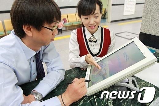 본문 이미지 - 을지대학교병원 ‘창구용 LCD 안내 표시기’© News1 