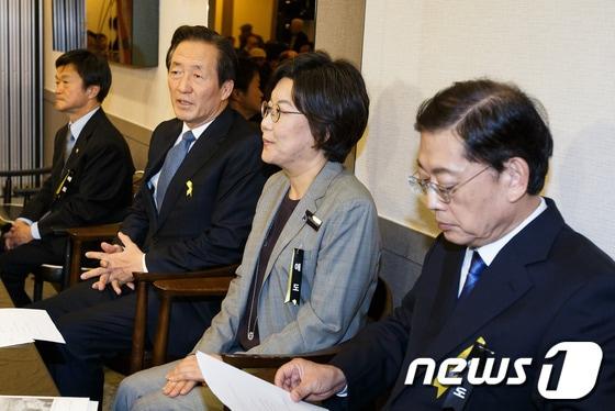 본문 이미지 - 30일 오후 서울 종로구 성균관대 유림회관에서 열린 6.4 지방선거 새누리당 종로구 시의원 후보 선출대회에 참석한 정몽준, 이혜훈 서울시장 예비후보가 대화 하고 있다. 오른쪽은 김황식 예비후보. 2014.4.30/뉴스1 © News1   유승관 기자