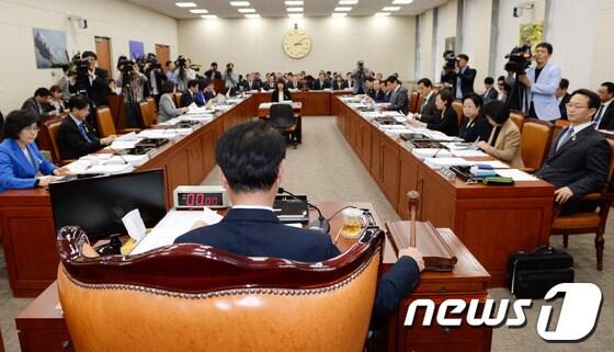 본문 이미지 - 한선교 위원장이 30일 오후 서울 여의도 국회 미래창조과학방송통신위원회 전체회의실에서 개회를 선언하고 있다. 2014.4.30/뉴스1 © News1   박철중 기자