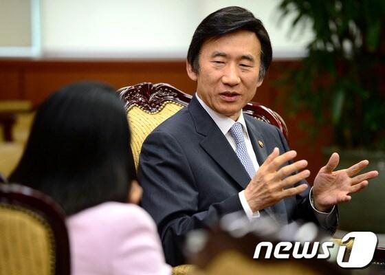 본문 이미지 - 윤병세 외교부 장관이 30일 오후 종로구 세종로 정부서울청사 별관 외교부에서 콘돌리자 라이스 (Condoleezza Rice) 전 미국 국무부장관을 접견하고 있다. 2014.4.30/뉴스1 © News1   박정호 기자