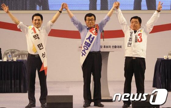 본문 이미지 - 새누리당 부산시당이 30일 오후 사직체육관에서 부산시장 후보자 선출대회에서 &#40;왼쪽부터&#41;박민식, 서병수, 권철현 후보가 인사를 하고 있다. 2014.4.30/뉴스1 © News1 여주연 기자