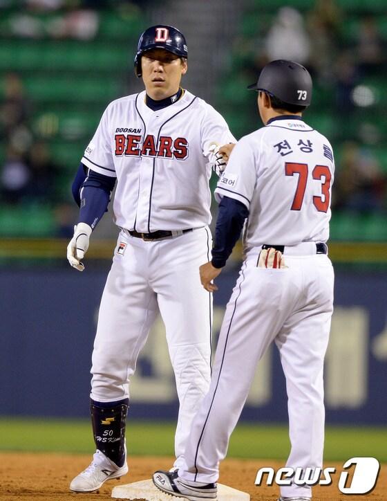 본문 이미지 - 2018 시즌 한화 유니폼을 입게된 전상열 코치(오른쪽). /뉴스1 DB ⓒ News1