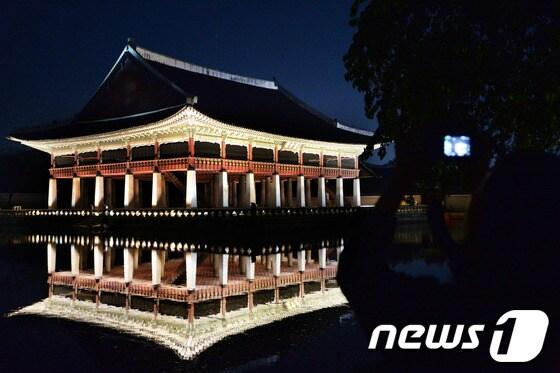 본문 이미지 - 서울 종로구 경복궁에서 시민들이 환하게 불을 밝힌 고궁의 밤 정취를 느끼고 있다. /뉴스1© News1 민경석 기자