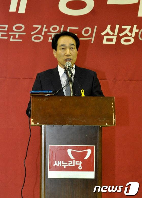 본문 이미지 - 새누리당 강원도지사 후보로 선출된 최흥집 전 강원랜드 사장이 30일 오후 춘천호반체육관에서 열린 당 강원도지사 후보자 선출대회에서 당선되 당원들에게 인사하고 있다. 2014.4.30/뉴스1 © News1   홍성우 기자
