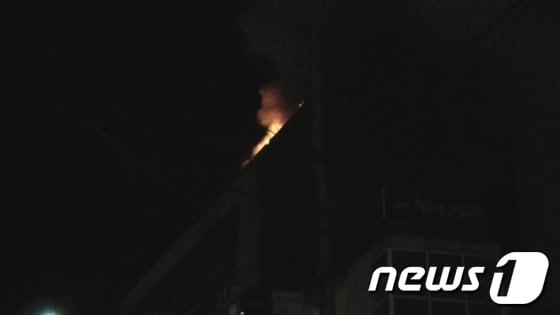 본문 이미지 - 4일 오전 3시15분께 부산 해운대구 중동 리베라호텔 건물 6층에서 발생한 화재 현장. <부산소방본부 제공 동영상 캡처사진>© News1 