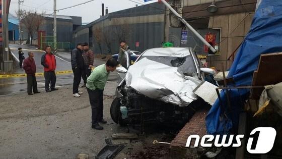 본문 이미지 - 3일 오후 3시께 경기도 양주시 봉양동 사거리에서 택시기사 A씨가 몰던 YF소나타 차량이 급발진으로 추정되는 이상작동을 일으켜 차량과 오토바이, 상가건물 등을 잇따라 들이받았다. /사진=양주시민 © News1 