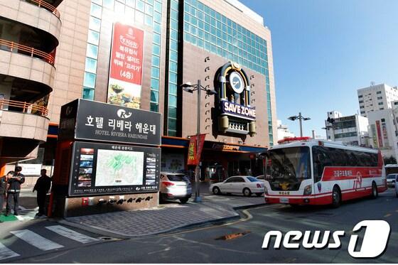 본문 이미지 - 4일 오전 부산 해운대구 리베라 호텔에서 발생한 화재로 인해 부산소방안전본부가 출동해 화인등을 조사하고 있다. 2014.4.4/뉴스1 © News1 여주연 기자