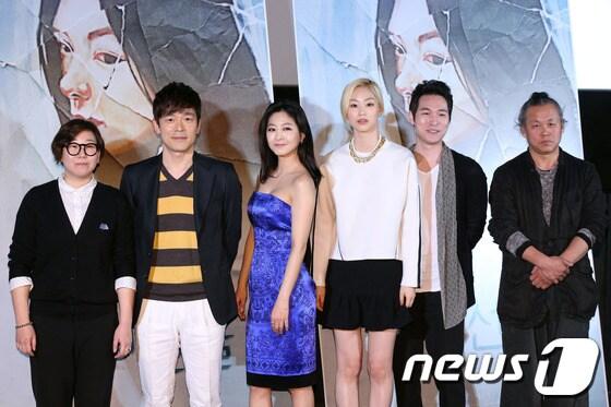 본문 이미지 - 문시현 감독, 배우 이승준, 이은우, 전수진, 김영재, 김기덕 감독(왼쪽부터)이 4일 오후 서울 성동구 행당동 CGV왕십리에서 열린 영화 '신의 선물' 시사회 기자간담회에서 포토타임을 갖고 있다.  2014.4.4 /뉴스1 © News1   김보영 